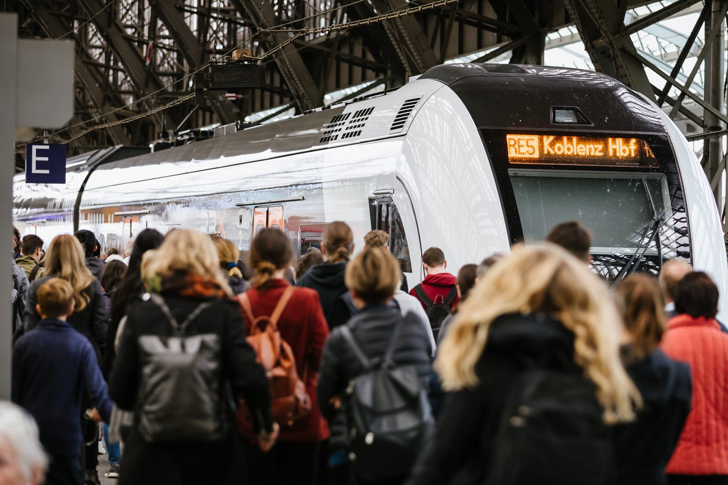 Fahrgäste am Bahnsteig in Köln Hbf