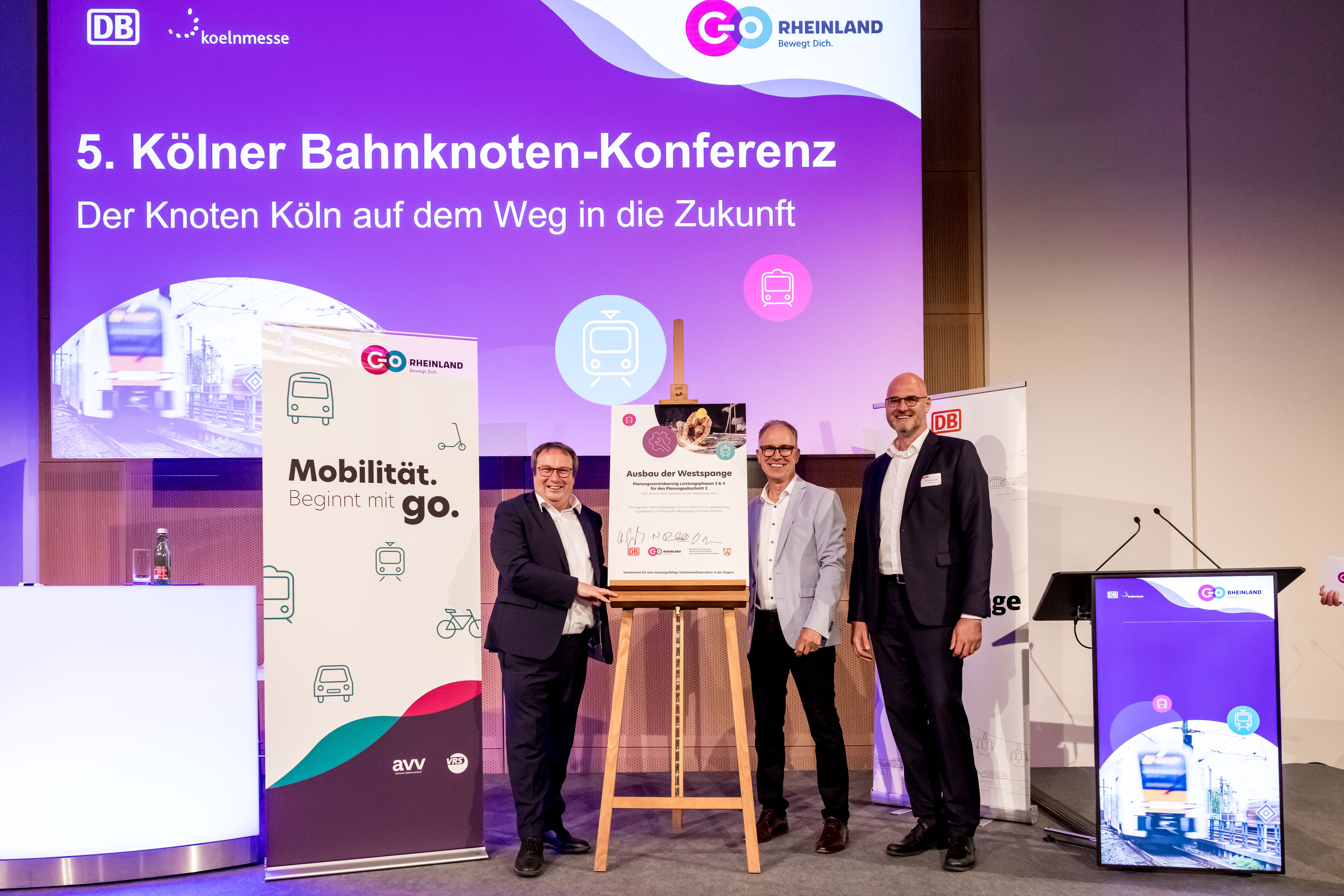 Das Gruppenfoto zeigt v. l. Minister Oliver Krischer, go.Rheinland-Geschäftsführer Dr. Norbert Reinkober und Dr. Christian Gruß, Vorstand der DB InfraGO AG, nach der Unterzeichnung der Planungsvereinbarungsurkunde (© go.Rheinland / Smilla Dankert)