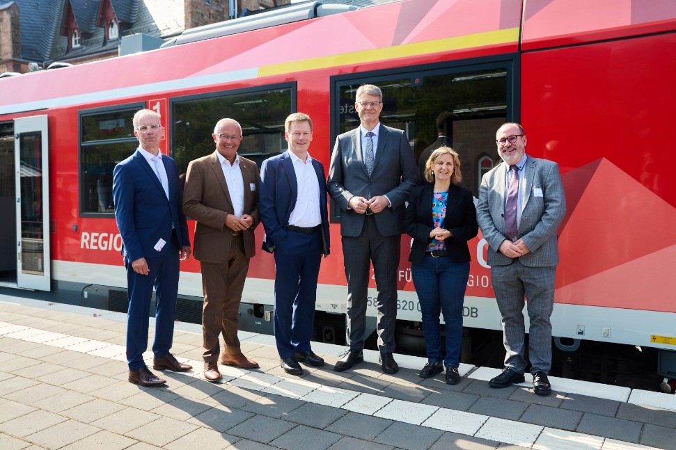 Vertreter*innen von go.Rheinland, SPNV-Nord und Politik vor einem vareo-Zug