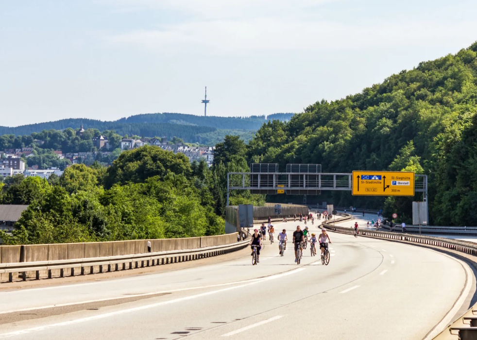 Fahrradfahrer und Fußgänger unterwegs auf den für die Veranstaltung "Siegtal Pur" gesperrten Straßen (© Jens Arndt / stock.adobe.com)
