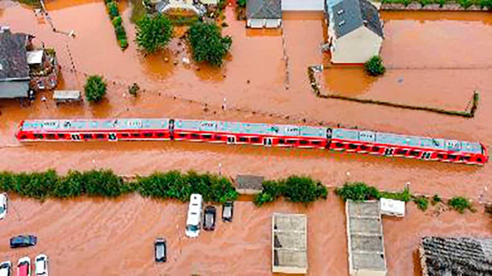 Eine Bahn die aufgrund von Hochwasser nicht weiterfahren kann 