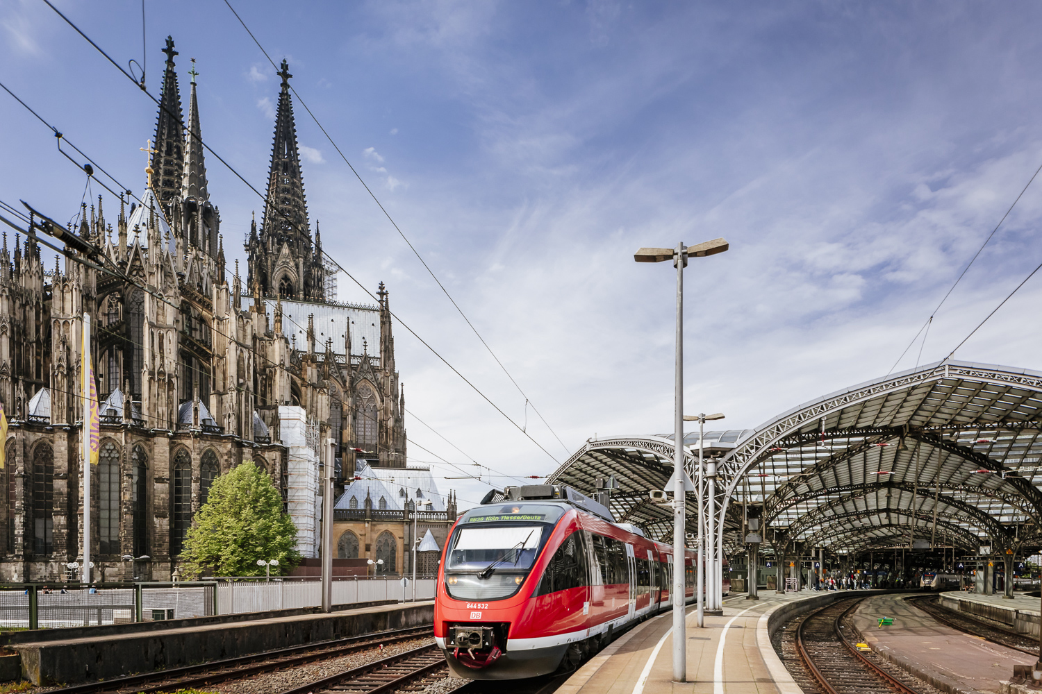 Eine Bahn fährt aus dem Kölner Hauptbahnhof