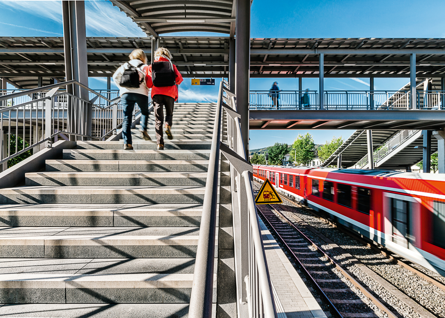 Eine S-Bahn fährt in einem modernisierten Haltepunkt ein.