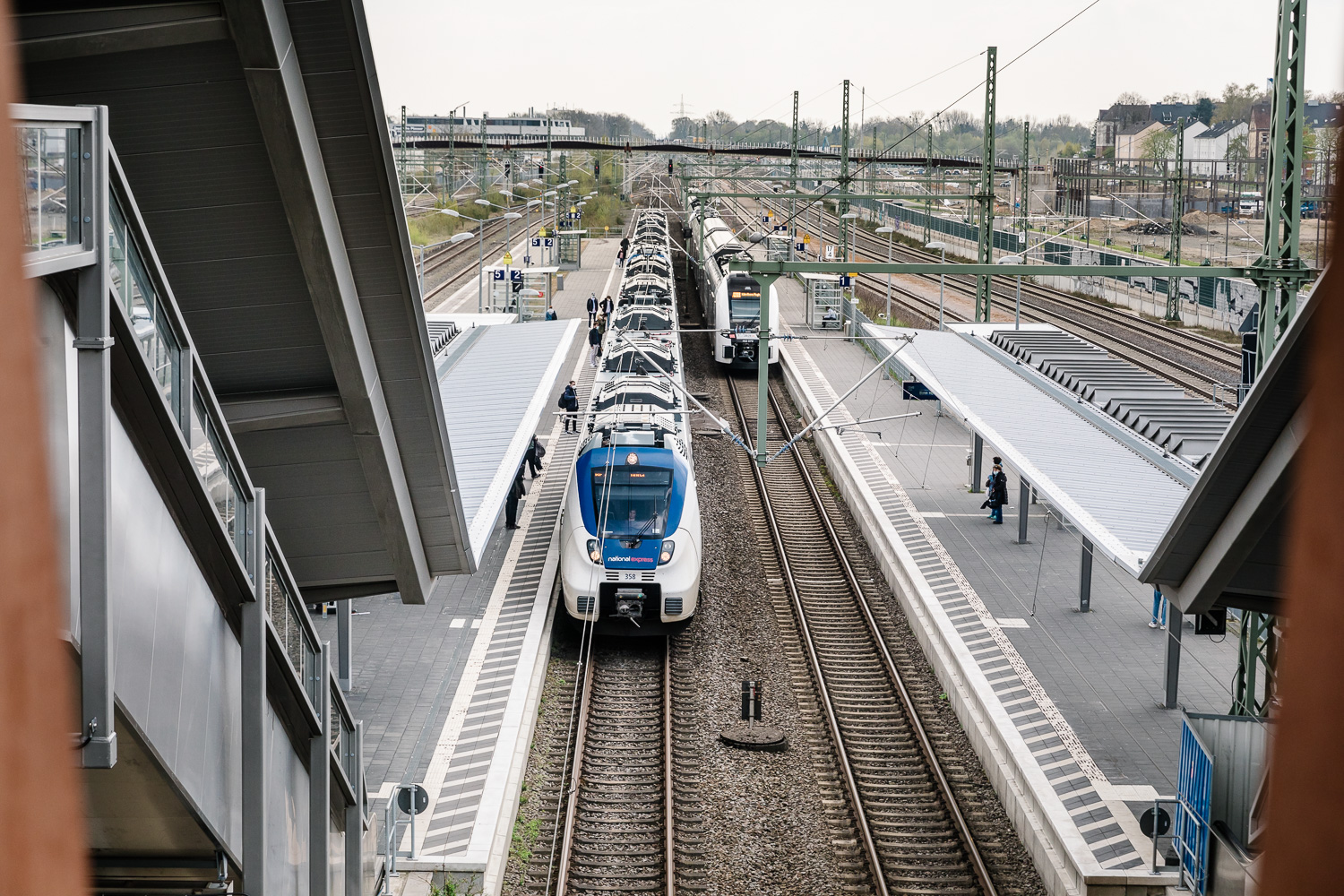 Eine Bahn von National Express fährt in einen Haltepunkt ein.