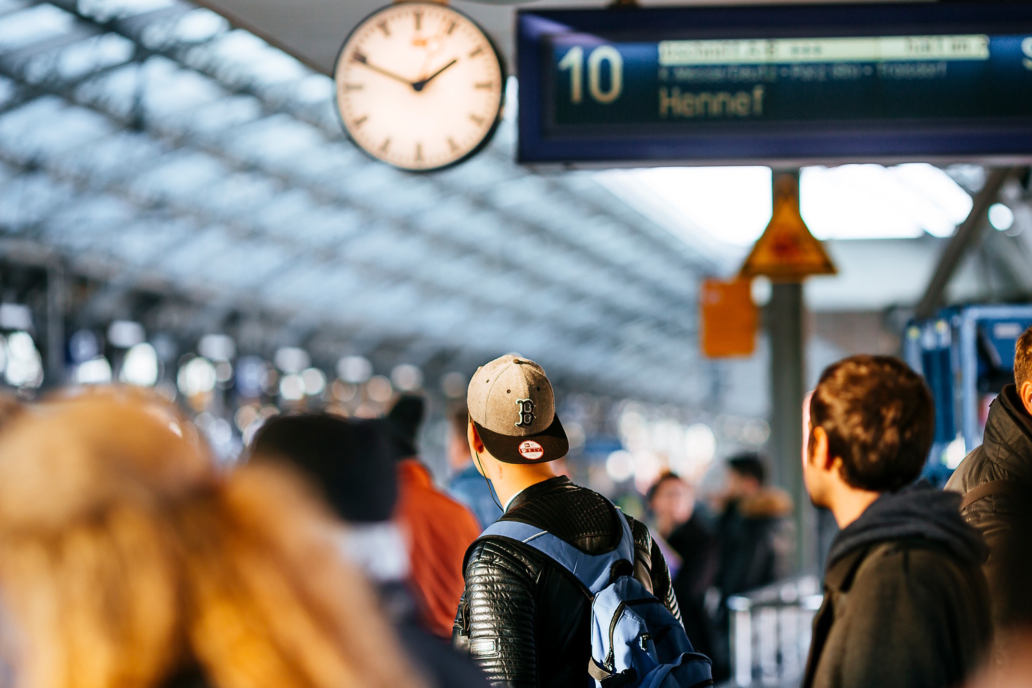 Fahrgäste am Bahnsteig (© go.Rheinland / Smilla Dankert)