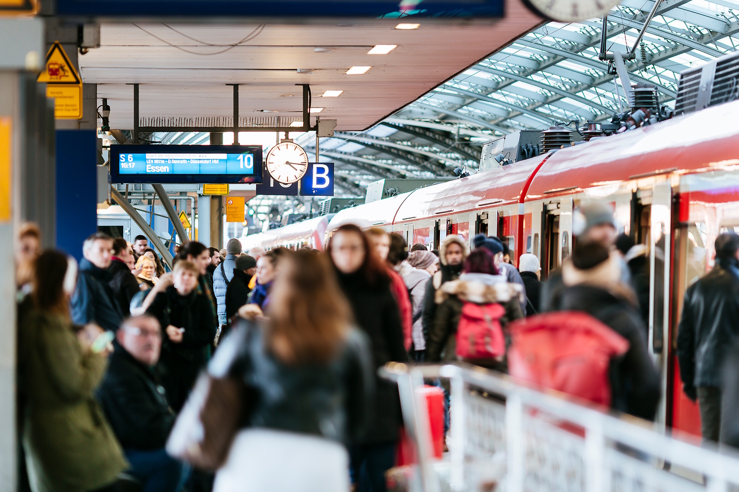 Fahrgastwechsel am S-Bahn-Gleis, Köln Hauptbahnhof (© go.Rheinland / Smilla Dankert)