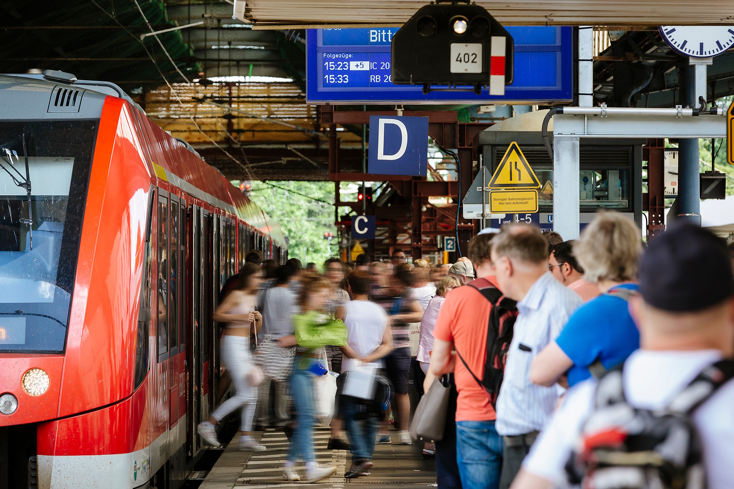 Das Bild zeigt Fahrgäste beim Ein- und Aussteigen am Bahnhof (© go.Rheinland / Smilla Dankert)