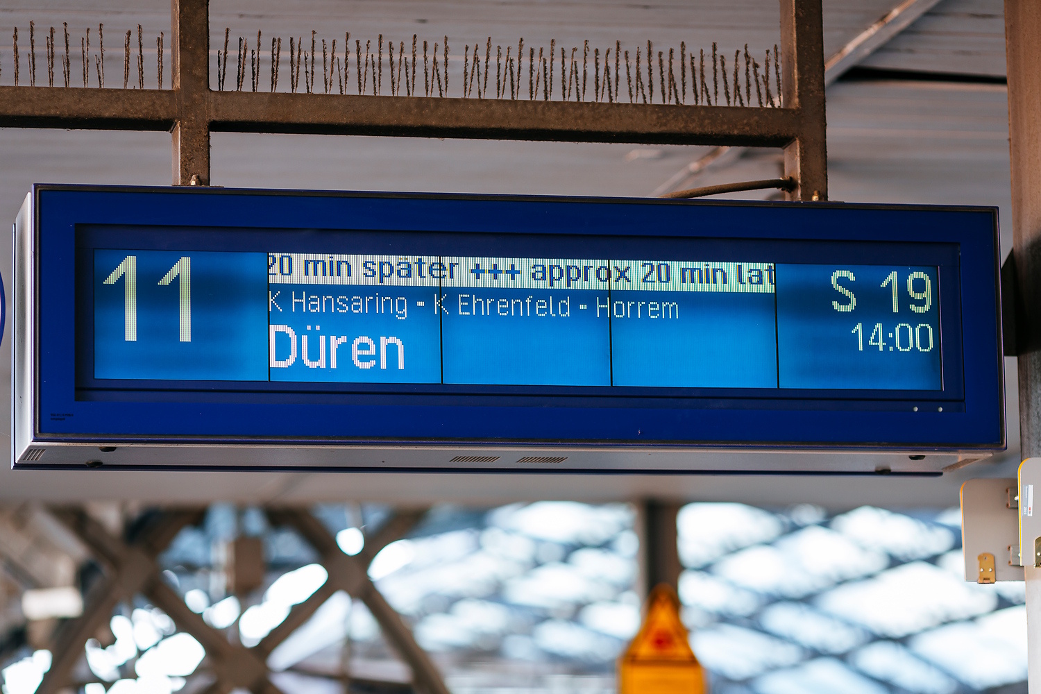 Anzeigetafel am Bahnsteig mit Verspätungsinformation einer S-Bahn (© go.Rheinland / Smilla Dankert)