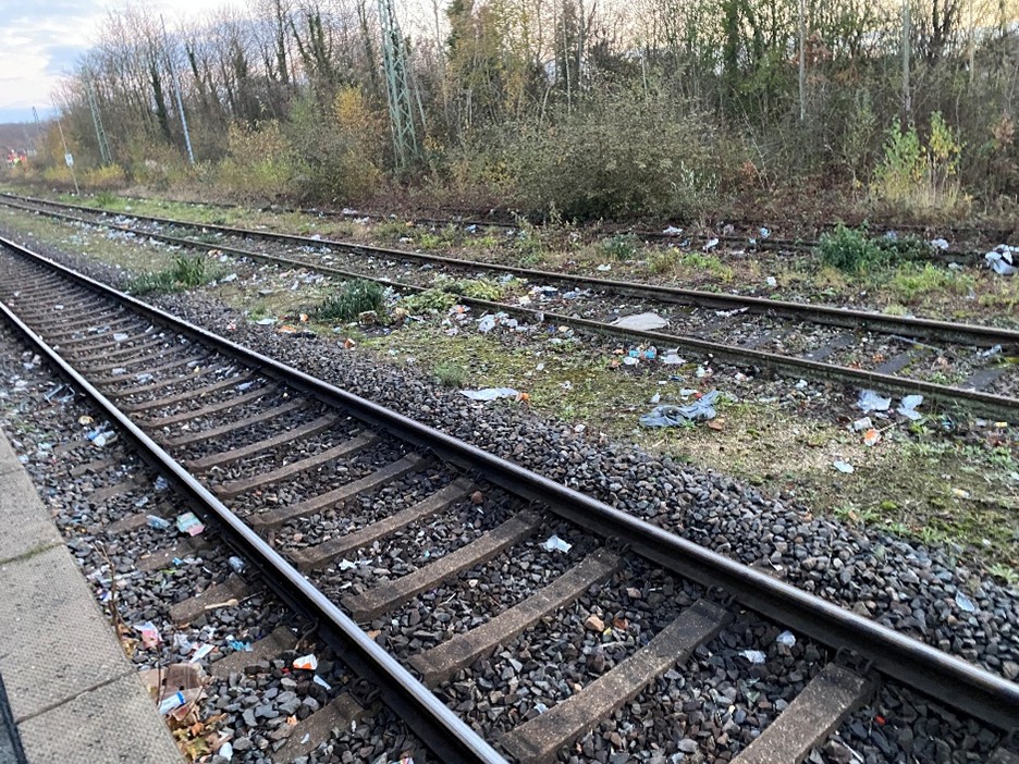 verunreinigtes Gleisbett in Quadrath-Ichendorf