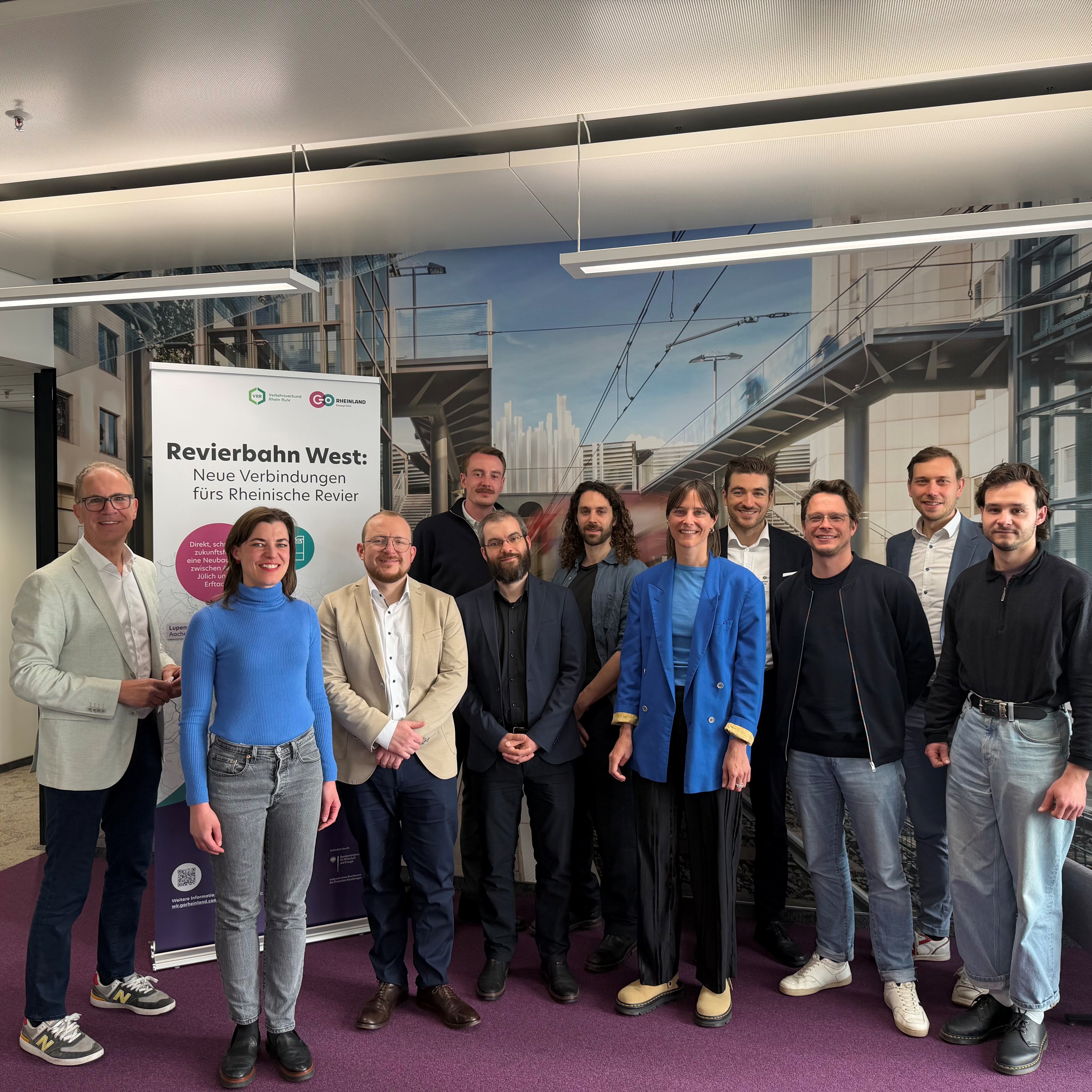 Das Bild zeigt das Projektteam bei der 4. Sitzung des Lenkungskreises am 22.04.2026 (© go.Rheinland / Alina Çakar)