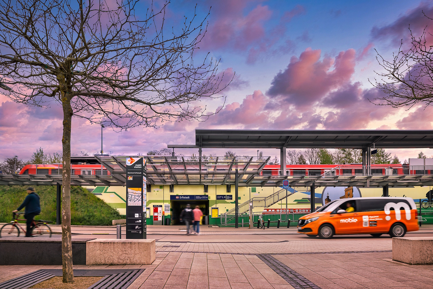 Mobilstation am Bahnhof Erftstadt mit anfahrendem mobie-Fahrzeug (© go.Rheinland / Smilla Dankert)