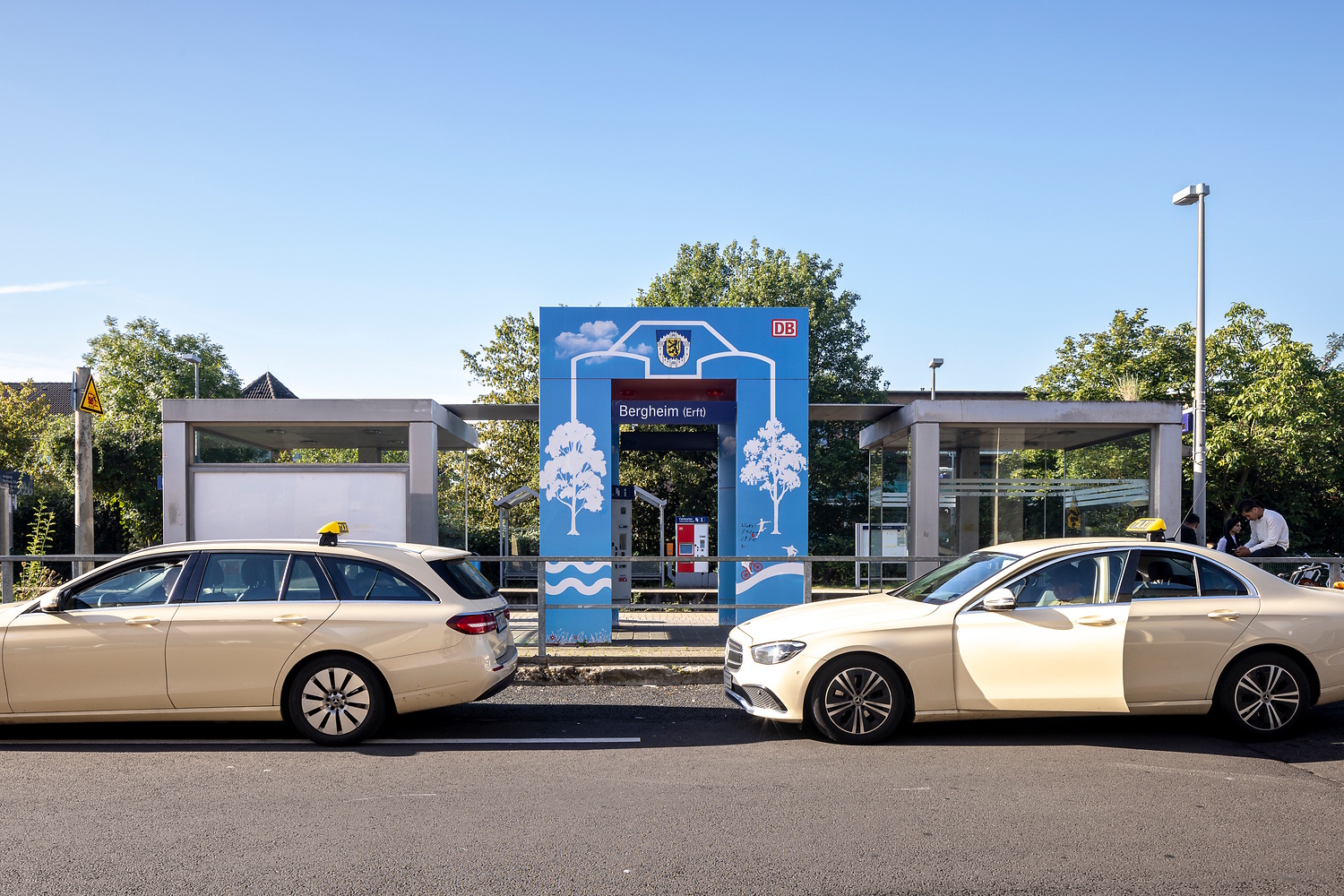 Zwei Taxis stehen vor dem Eingang zum Bahnhof Bergheim (Erft), © go.Rheinland / Smilla Dankert