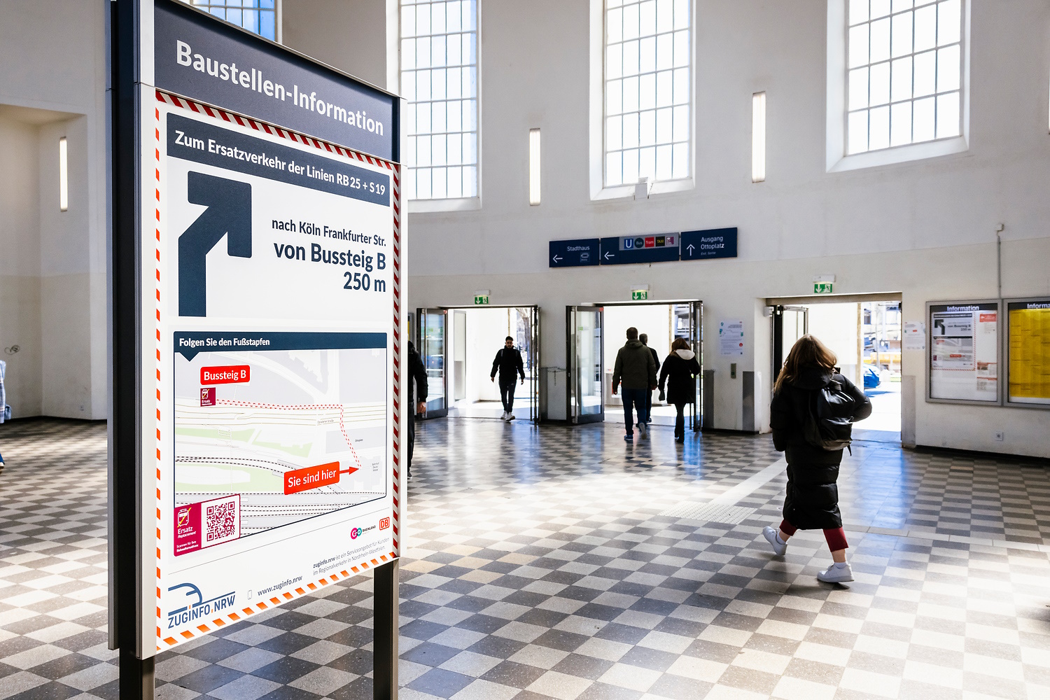 Baustellen-Wegweiser in Bahnhofshalle Köln/Deutz (© go.Rheinland / Smilla Dankert)