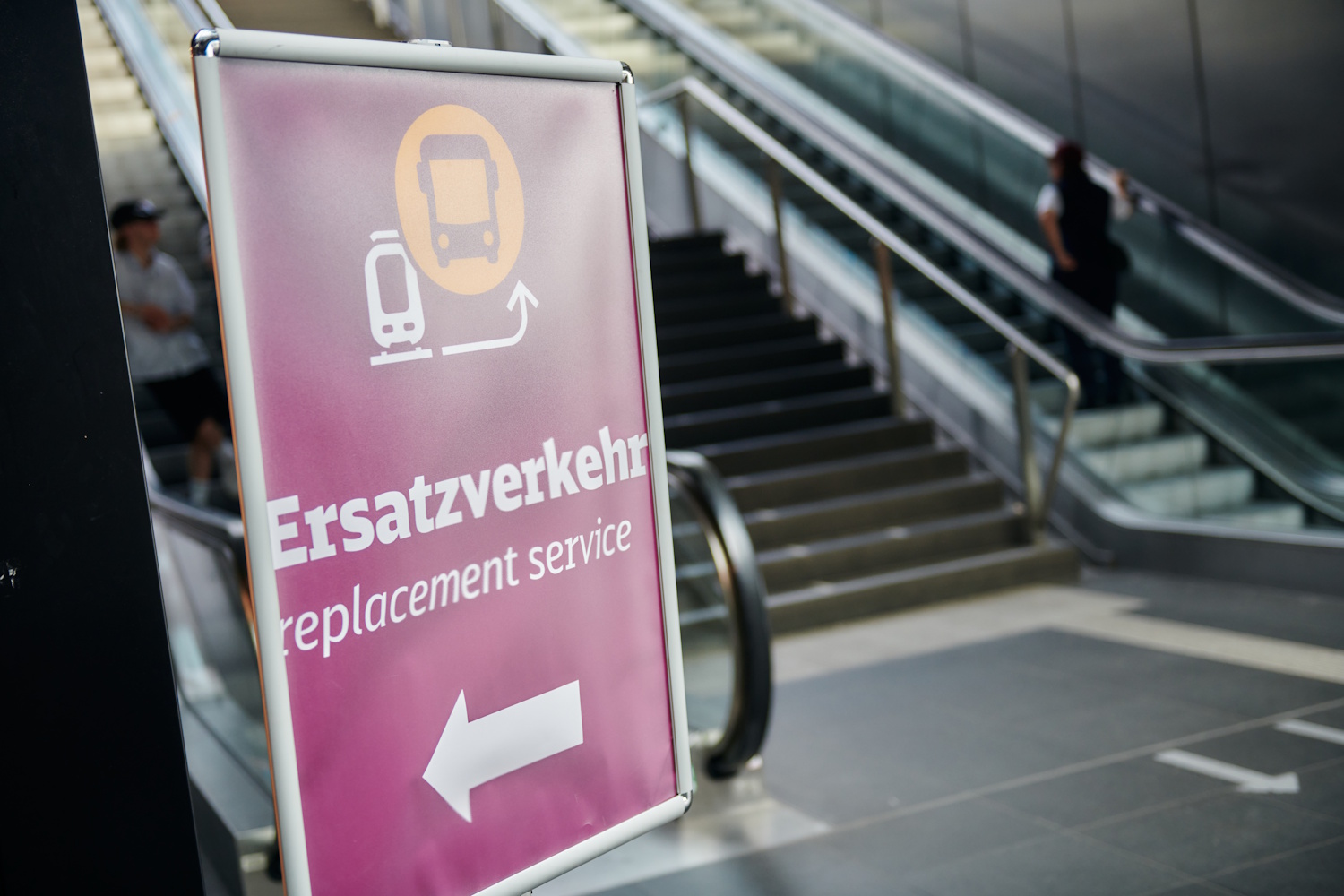 Wegweiser Ersatzverkehr (© Deutsche Bahn AG / Dominic Dupont)