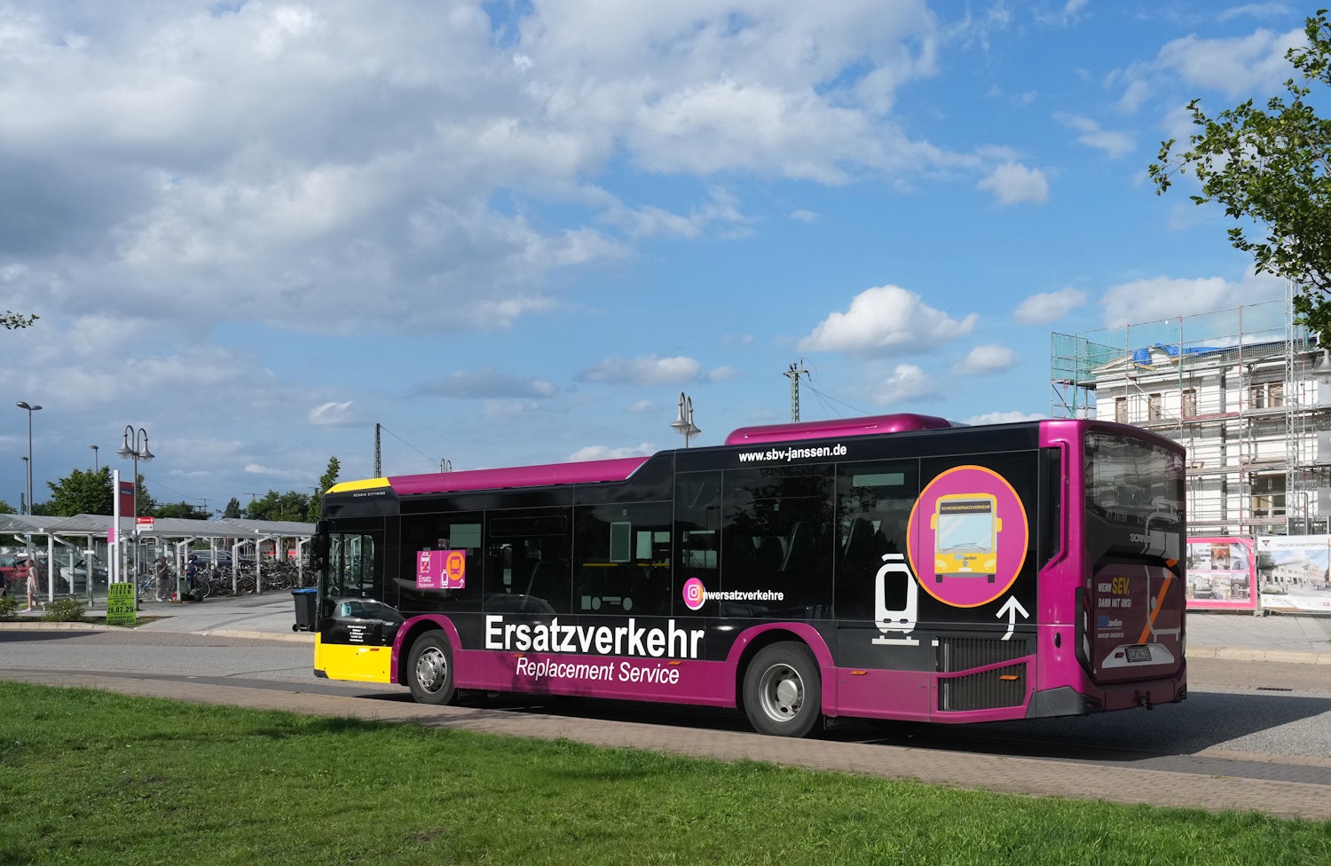 Schienenersatz-Bus (© Deutsche Bahn AG / Oliver Lang)