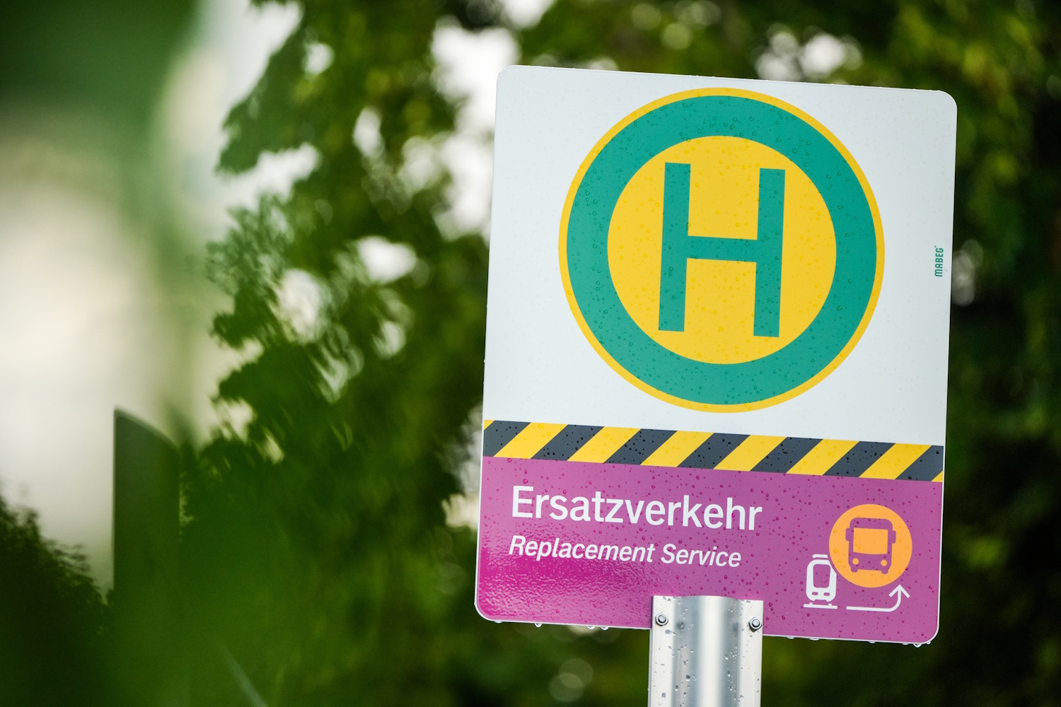 Ersatz-Haltestellenmast (© Deutsche Bahn AG / Volker Emersleben)