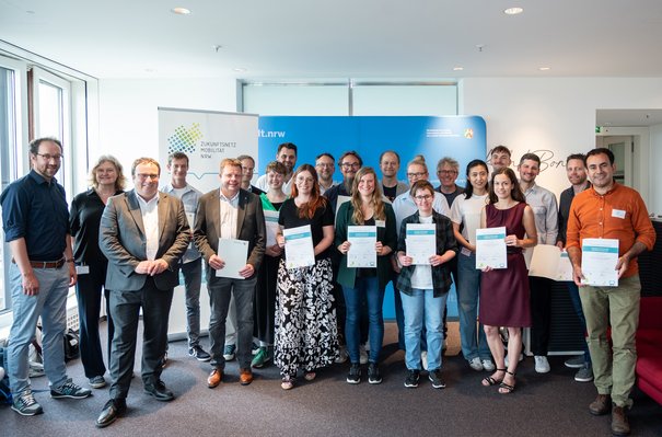 Landesverkehrsminister Oliver Krischer zeichnet 22 neue Mobilitätsmanagerinnen und -manager aus (© MUNV NRW / Caroline Seidel)