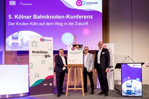 Das Gruppenfoto zeigt v. l. Minister Oliver Krischer, go.Rheinland-Geschäftsführer Dr. Norbert Reinkober und Dr. Christian Gruß, Vorstand der DB InfraGO AG, nach der Unterzeichnung der Planungsvereinbarungsurkunde (© go.Rheinland / Smilla Dankert)