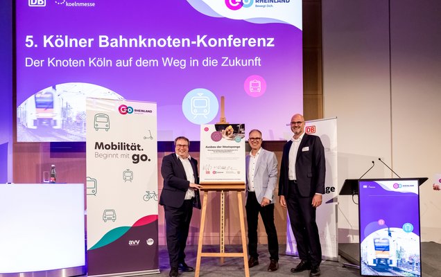Das Gruppenfoto zeigt v. l. Minister Oliver Krischer, go.Rheinland-Geschäftsführer Dr. Norbert Reinkober und Dr. Christian Gruß, Vorstand der DB InfraGO AG, nach der Unterzeichnung der Planungsvereinbarungsurkunde (© go.Rheinland / Smilla Dankert)