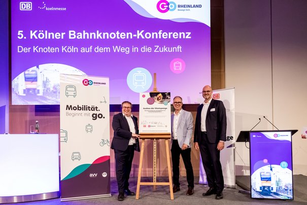 Das Gruppenfoto zeigt v. l. Minister Oliver Krischer, go.Rheinland-Geschäftsführer Dr. Norbert Reinkober und Dr. Christian Gruß, Vorstand der DB InfraGO AG, nach der Unterzeichnung der Planungsvereinbarungsurkunde (© go.Rheinland / Smilla Dankert)