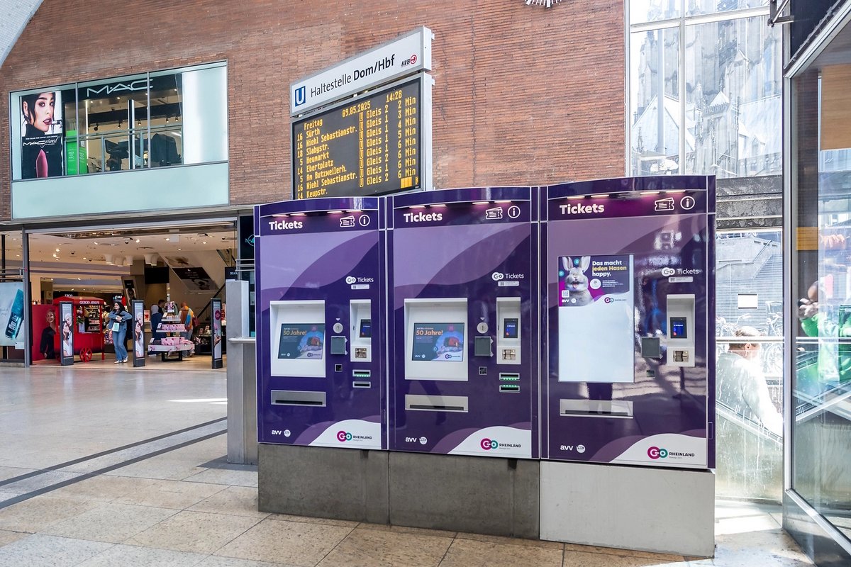 Das Bild zeigt neue Ticketautomaten von go.Rheinland in der Eingangshalle des Kölner Hauptbahnhofes (@ go.Rheinland / Smilla Dankert) Das Bild zeigt neue Ticketautomaten von go.Rheinland in der Eingangshalle des Kölner Hauptbahnhofes (@ go.Rheinland / Smilla Dankert)