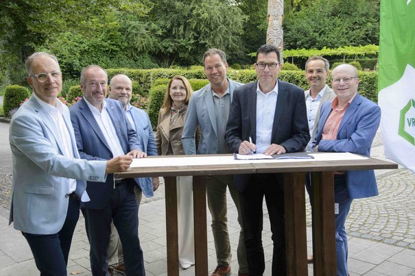 Zeichnung des NRW-weiten Vertrags (© VRR AöR)