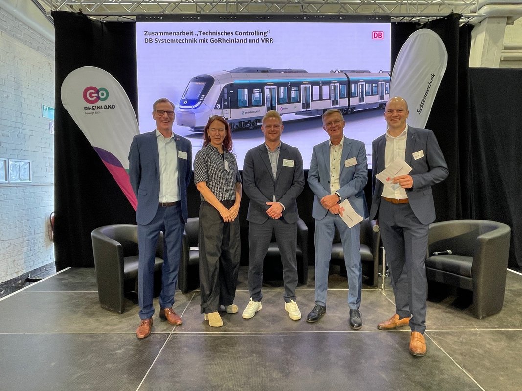 Vertreter*innen von go.Rheinland und DB Systemtechnik beim Kundentag der DB Systemtechnik GmbH in Minden/Westfalen (© Deutsche Bahn AG)