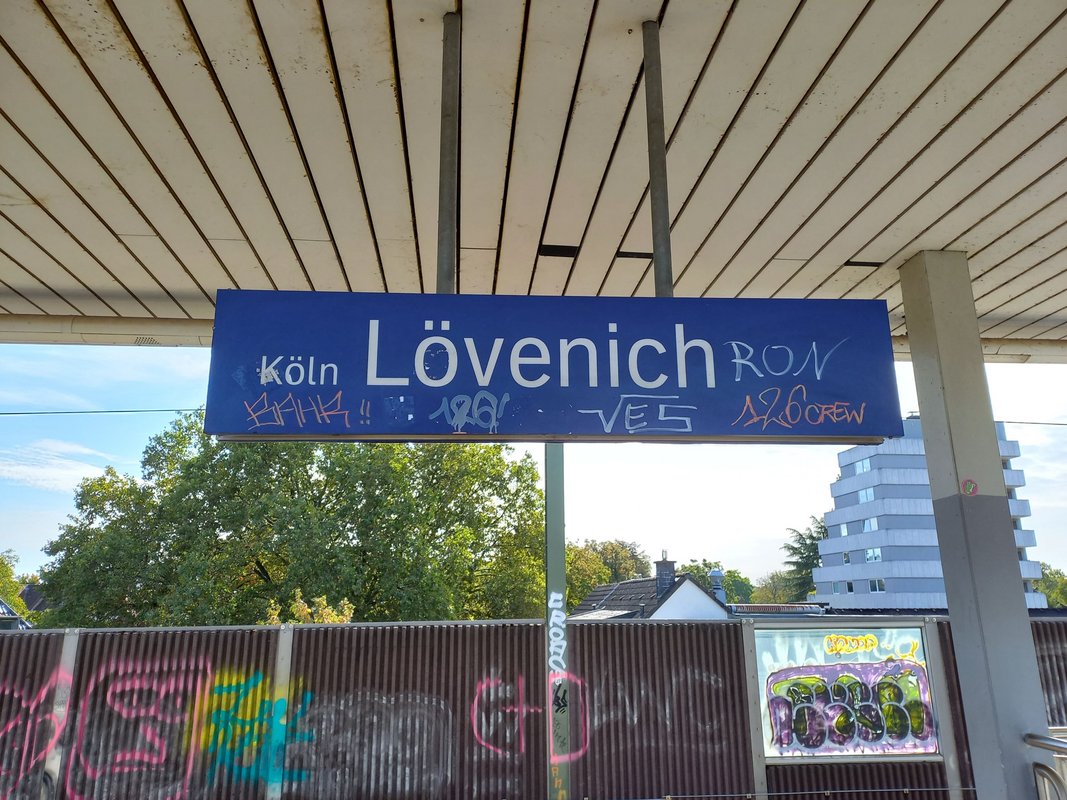 Schmierereien am Bahnhof Köln-Lövenich