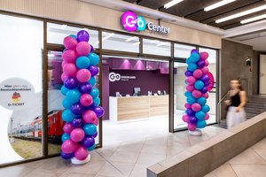 Mit Luftballons geschmücktes go.Center am Bonner Hauptbahnhof (© go.Rheinland / Smilla Dankert)