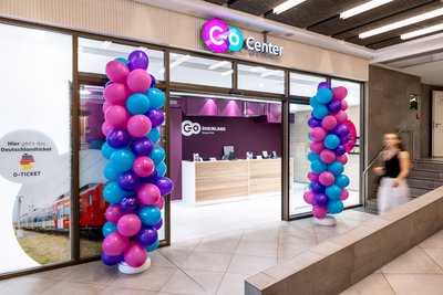 Mit Luftballons geschmücktes go.Center am Bonner Hauptbahnhof (© go.Rheinland / Smilla Dankert)