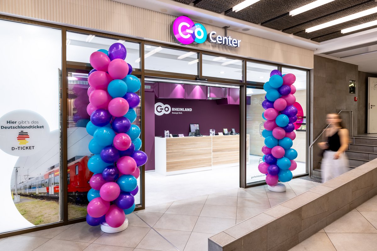Mit Luftballons geschmücktes go.Center am Bonner Hauptbahnhof (© go.Rheinland / Smilla Dankert)