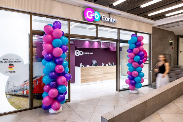 Mit Luftballons geschmücktes go.Center am Bonner Hauptbahnhof (© go.Rheinland / Smilla Dankert)