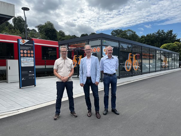 Norbert Hamm, Vertreter des Bürgermeisters der Gemeinde Engelskirchen, Dr. Norbert Reinkober, Geschäftsführer go.Rheinland, und Andreas Kiel, Fachbereichsleitung Tiefbau der Gemeinde Engelskirchen bei der Besichtigung der fertiggestellten Mobilstation