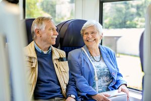 Älteres Pärchen in RegionalBahn