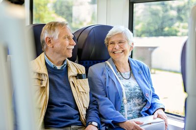 Älteres Pärchen in RegionalBahn