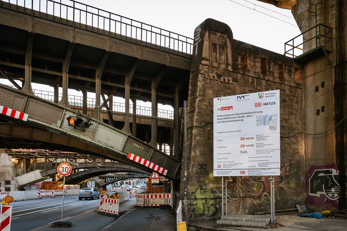 Die Infrastruktur am Haltepunkt "Köln Messe/Deutz": Die Info-Schild an einer Brücke erklärt das Projektvorgehen