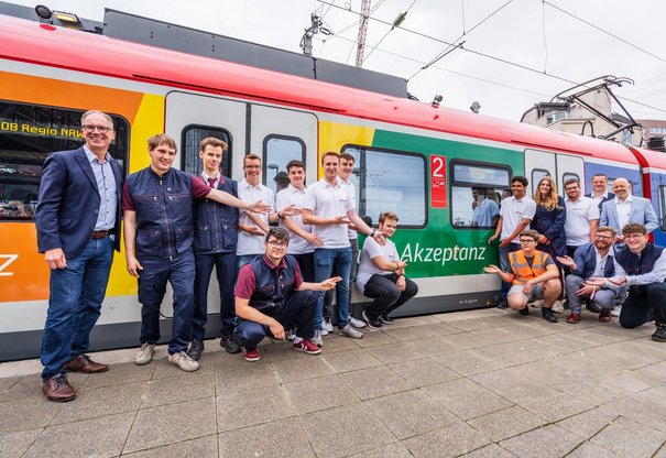 DB-Auszubildende zeigen Haltung und schicken Regenbogen-S-Bahn auf die Reise
