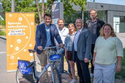 Das Bild zeigt die Eröffnung der neuen Mobilstation am Standort Troisdorf, Rathaus (© Stadt Troisdorf)