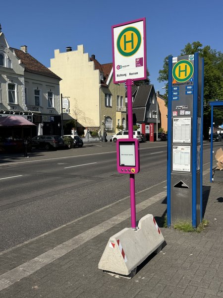 mobiler Haltestellenmast für den Ersatzverkehr (SEV) im go.Rheinland-Design (© BVR Busverkehr Rheinland GmbH)