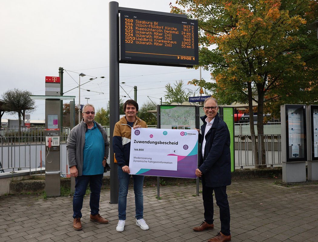 Präsentation des modernisierten DFI-Systems in Hennef (von links): Ingo Valentin, Fahrgastbeirat bei der RSVG, Mario Dahm, Bürgermeister der Stadt Hennef und Dr. Norbert Reinkober (Geschäftsführer go.Rheinland)