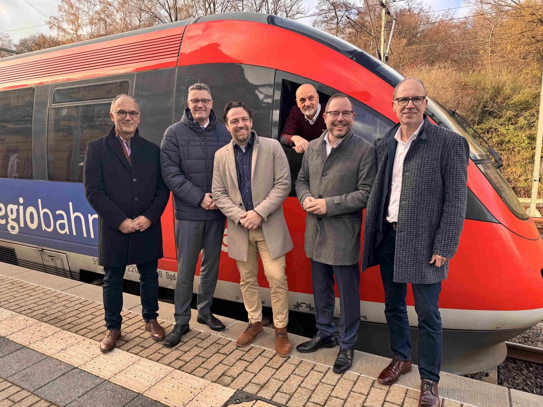 Das Bild zeigt von links: Thomas Fürpeil, Dr. Tim Grüttemeier, Patrick Haas, Fahrer Roman Hardt, Patrick Nowicki und Dr. Norbert Reinkober. @ EVS Das Bild zeigt von links: Thomas Fürpeil, Dr. Tim Grüttemeier, Patrick Haas, Fahrer Roman Hardt, Patrick Nowicki und Dr. Norbert Reinkober. @ EVS