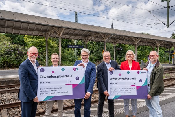 Die Personen auf dem Foto sind (von links): Kai Rossmann, Bahnhofsmanager der DB für den Raum Köln, Marco Krieghoff, Projektleiter der DB für die Modernisierung des Bahnhofs Leverkusen-Manfort,  Michael Vogel, Geschäftsführer bei go.Rheinland, Oliver Krischer, Minister für Umwelt, Naturschutz und Verkehr des Landes Nordrhein-Westfalen, Dr. Gitta Raulin, Leiterin Finanzen des Regionalbereichs West der DB InfraGO Personenbahnhöfe und Guido Trösser-Berg, Bereichsleiter SPNV-Investitionsförderung und Infrastrukturentwicklung bei go.Rheinland