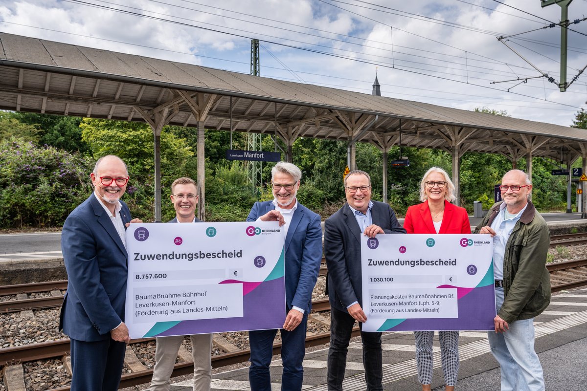 Die Personen auf dem Foto sind (von links): Kai Rossmann, Bahnhofsmanager der DB für den Raum Köln, Marco Krieghoff, Projektleiter der DB für die Modernisierung des Bahnhofs Leverkusen-Manfort,  Michael Vogel, Geschäftsführer bei go.Rheinland, Oliver Krischer, Minister für Umwelt, Naturschutz und Verkehr des Landes Nordrhein-Westfalen, Dr. Gitta Raulin, Leiterin Finanzen des Regionalbereichs West der DB InfraGO Personenbahnhöfe und Guido Trösser-Berg, Bereichsleiter SPNV-Investitionsförderung und Infrastrukturentwicklung bei go.Rheinland