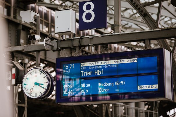 Abfahrtsanzeige am Kölner Hauptbahnhof