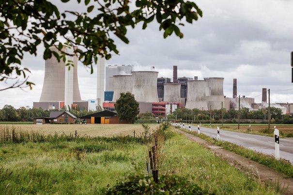 Blick auf ein Kraftwerk im Rheinischen Revier (© go.Rheinland / Smilla Dankert)