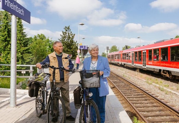 Frau und Mann mit Fahrrädern am Bahnhof Rheinbach