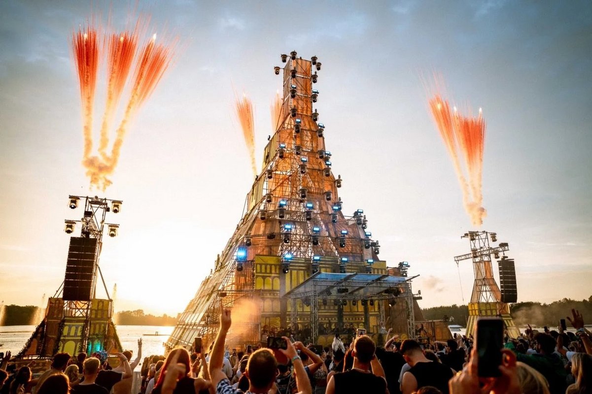 Bühnenansicht Nibirii-Festival Düren (© Nibirii GmbH, Niclas Rühl)