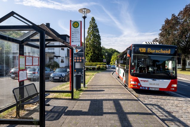 Bus an Haltestelle der Mobilstation Burscheid