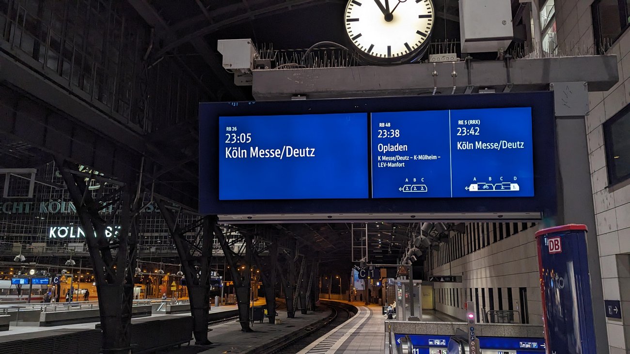 Die neuen Monitore bieten - wie hier im Kölner Hauptbahnhof - eine Übersicht über Abfahrtszeit, Zugziel und die Wagenreihungen der nächsten drei einfahrenden Züge am Gleis (© DB AG, Stefan Deffner)