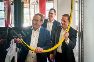 Das Bild zeigt von links: Oliver Krischer (Minister für Umwelt, Naturschutz und Verkehr des Landes Nordrhein-Westfalen), Hans-Peter Geulen (Geschäftsführer Aachener Verkehrsverbund) und Michael Carmincke (Vorstand der ASEAG), © ASEAG Niklas Birk